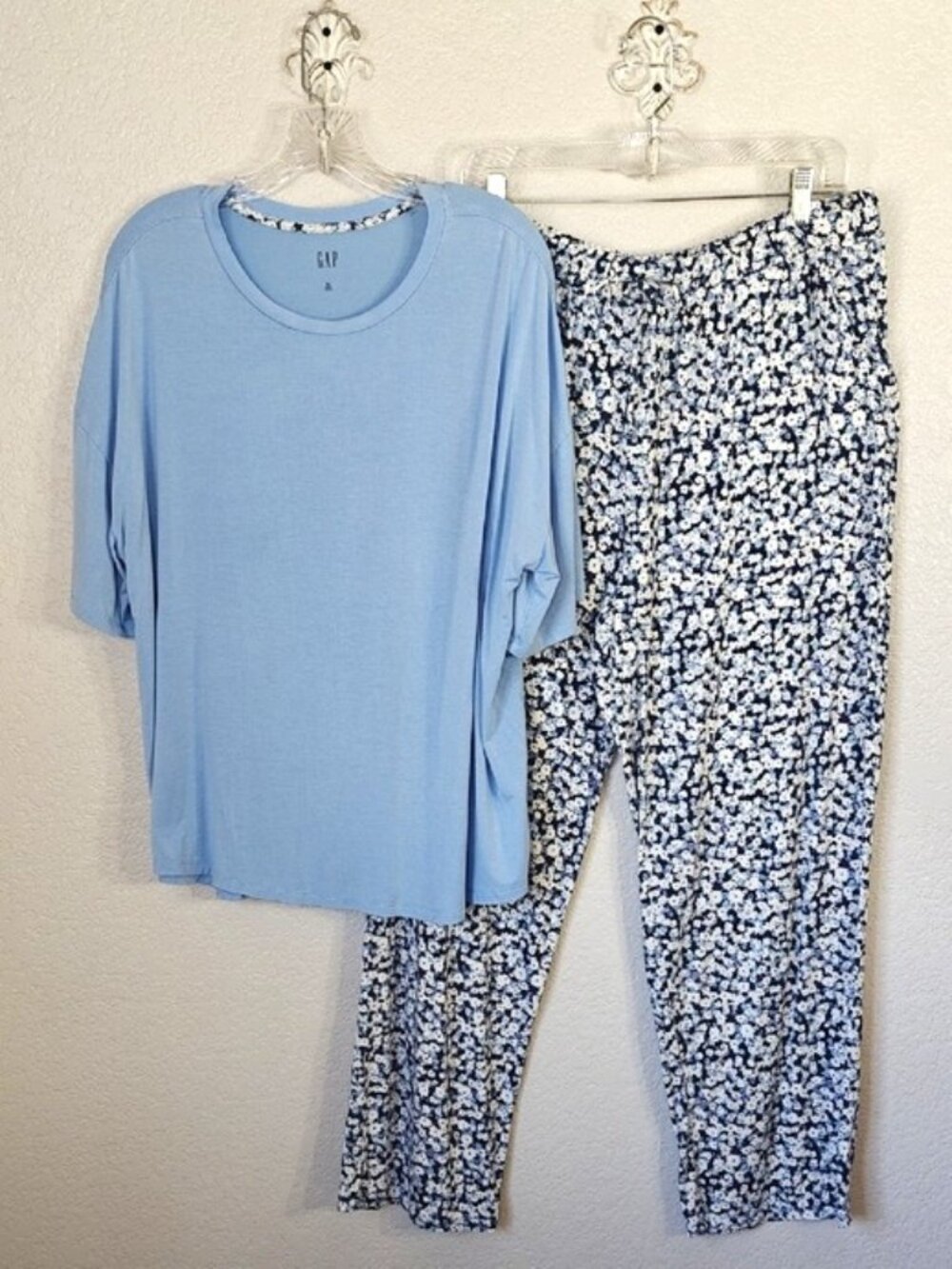 Gap XL Pajama Set Blue Short Sleeve Top Floral Bottoms Side Pockets